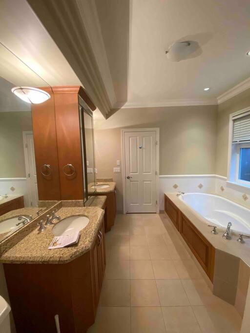 Lucky Suite, Two-Bedroom Suite With Independent Entrance In Richmond Close To Yvr Ngoại thất bức ảnh