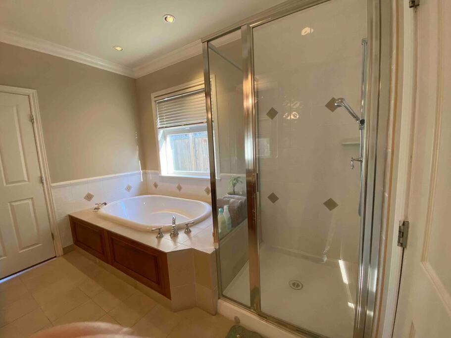 Lucky Suite, Two-Bedroom Suite With Independent Entrance In Richmond Close To Yvr Ngoại thất bức ảnh
